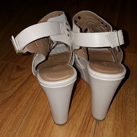 Charlotte Russe Cream Wedge Size 7 - Picture 5 of 7